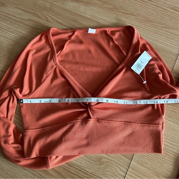 NWT Old Navy Ultralite Go Dry Crop Twist Front Shrug Top Medium Petite - Picture 5 of 8